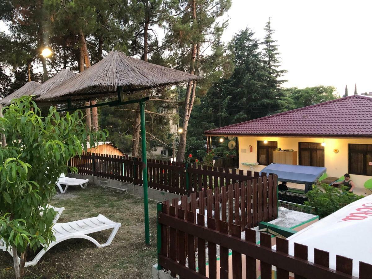 Cafe-Hotel Assir Pizunda Exterior photo
